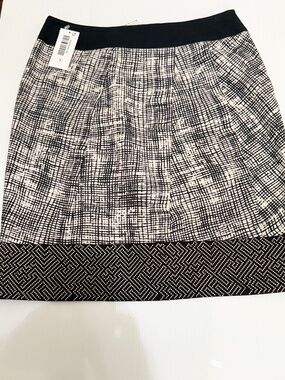 Weekend Max Mara mid-rise skirt. Size 6